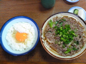 肉うどんと玉子かけご飯♪